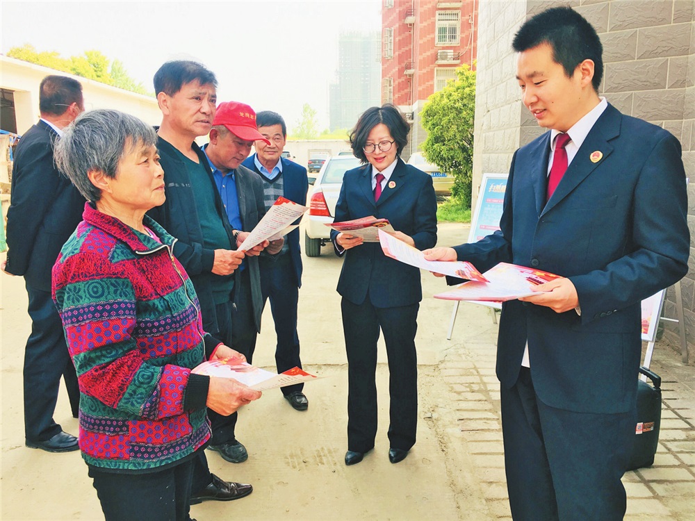 检察官深入街道社区宣传法治